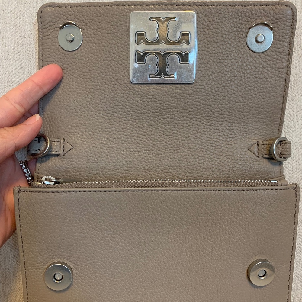 Tory Burch Britten Chain Wallet - Picture 4 of 16